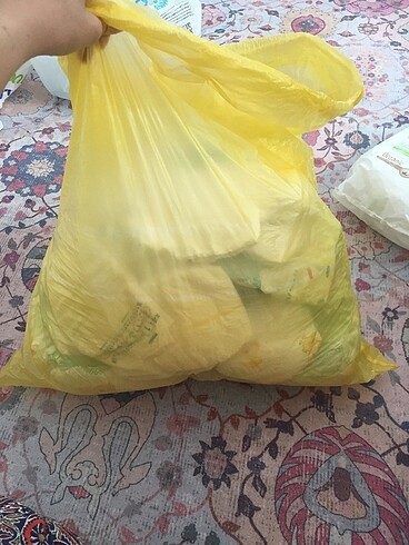 1 poşet dolusu yenidoğan bez ,yanında 20 li paket hediye