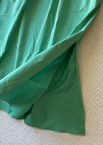 Massimo Dutti Yeşil Straplez ya da askılı olarak kullanılan yeşil elbise