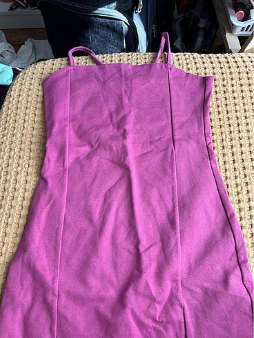 Pembe yırtmaçlı günlük elbise