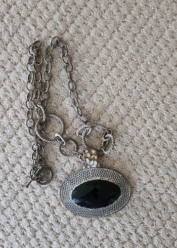 Gri Zincir Detaylı Uzun Gotik Kolye