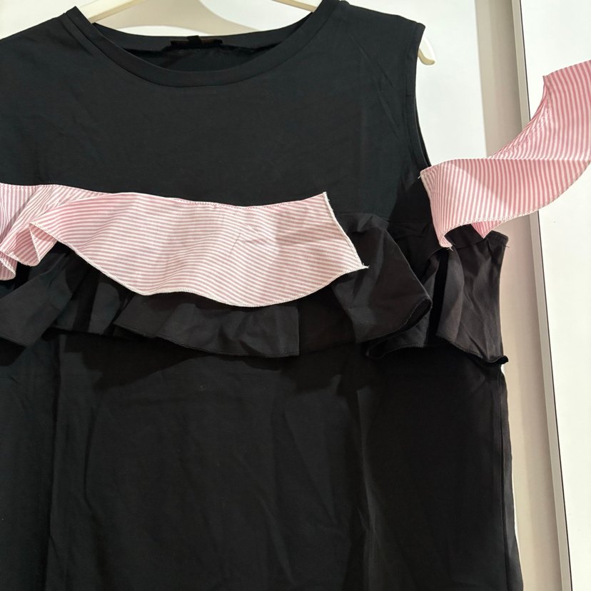 Fırfırlı Kolsuz Siyah Bluz - Görsel 3