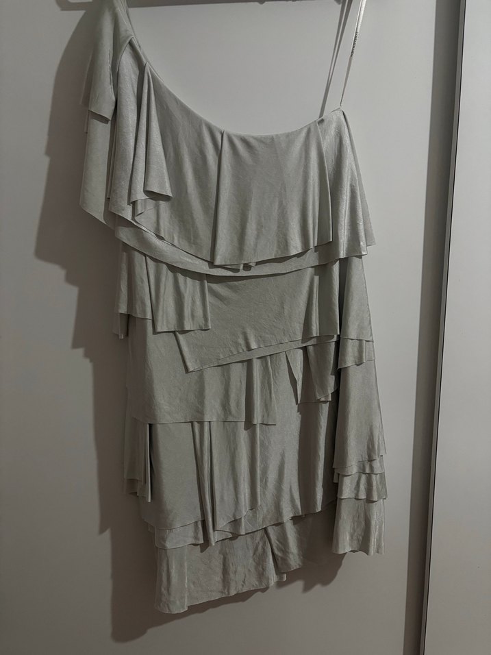 Forever New Gri Asimetrik Volanlı Mini Elbise - Görsel 2