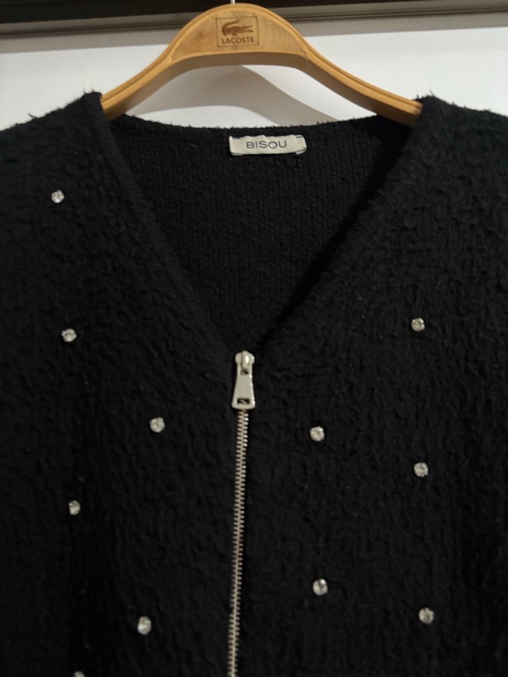 Taşlı V yaka Siyah Hırka - Görsel 3