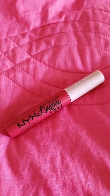 Nyx Professional Makeup lingerie xxl mat ruj