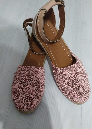 Pembe Nakışlı Bohem Kadın Dolgu Topuklu Sandalet