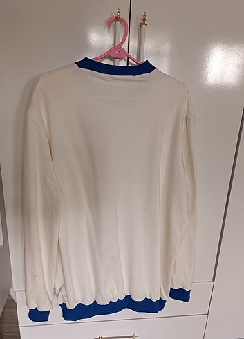 Lacivert detaylı beyaz sweat