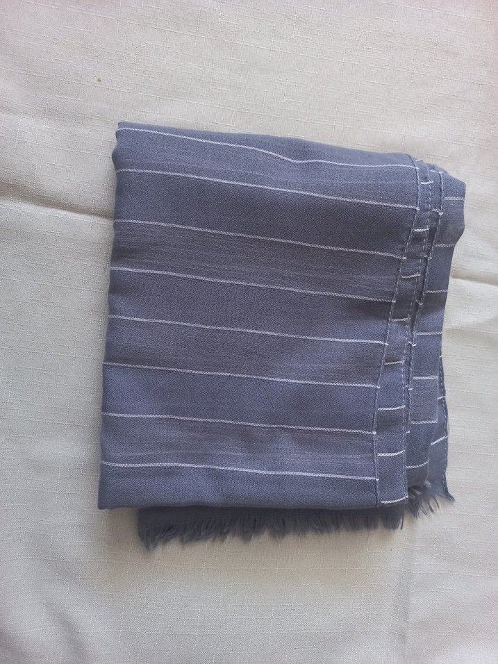 Gri Keten Pileli Kadın Şal - Görsel 2