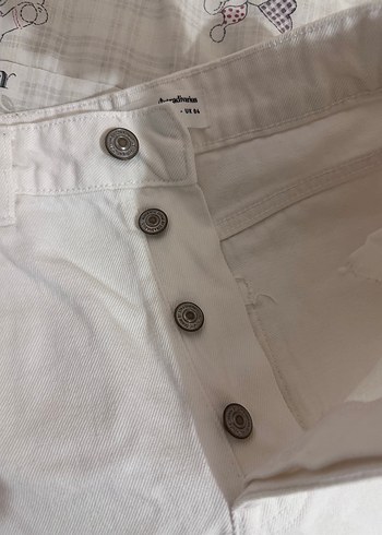 Stradivarius Beyaz Kadın Mini Denim Şort