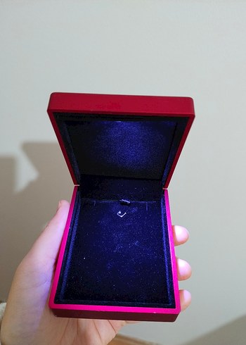 Klasik Elegan  Işıkli Kırmızı Parlak Kadın Bileklik Kutusu - Görsel 3