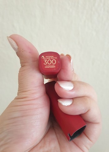  Beden kırmızı Renk loreal marka Parlak Kırmızı Ruj