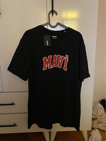 Mavi logolu tişört
