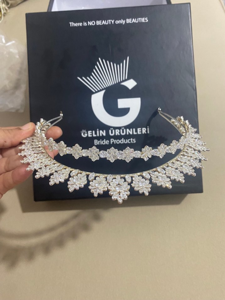 Parlak Altın Renkli Sequinsli Gelin Tacı - Görsel 2