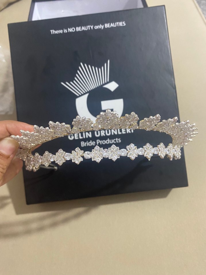 Parlak Altın Renkli Sequinsli Gelin Tacı - Görsel 4