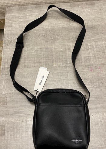 Calvin Klein Siyah Deri Capraz Askili Canta