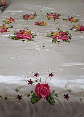 Renkli Nakışlı Beyaz Yatak Örtüsü - Görsel 6