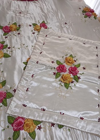 Renkli Nakışlı Beyaz Yatak Örtüsü - Görsel 2