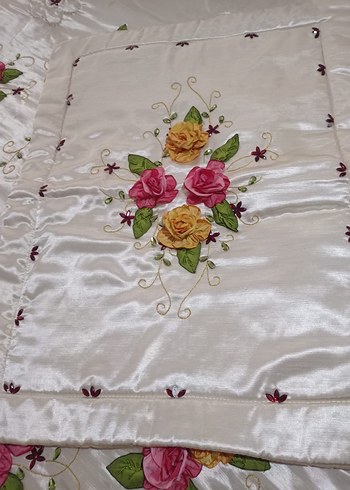 Renkli Nakışlı Beyaz Yatak Örtüsü - Görsel 4