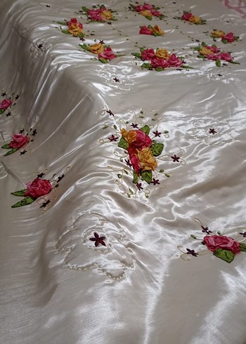 Renkli Nakışlı Beyaz Yatak Örtüsü - Görsel 8