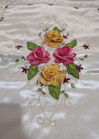 Renkli Nakışlı Beyaz Yatak Örtüsü - Görsel 3