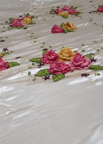 Renkli Nakışlı Beyaz Yatak Örtüsü - Görsel 7