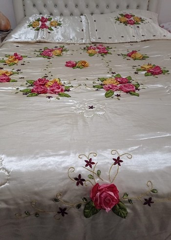 Renkli Nakışlı Beyaz Yatak Örtüsü - Görsel 5