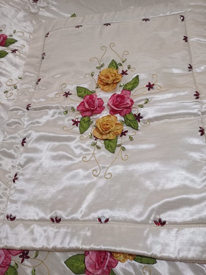 Renkli Nakışlı Beyaz Yatak Örtüsü - Görsel 4