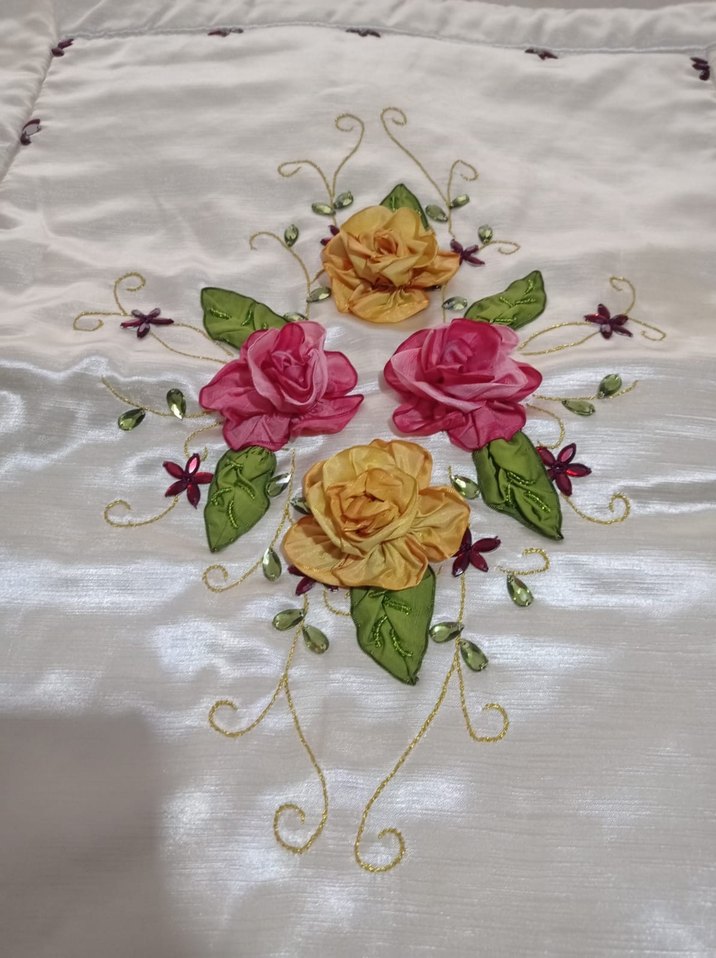 Renkli Nakışlı Beyaz Yatak Örtüsü - Görsel 3