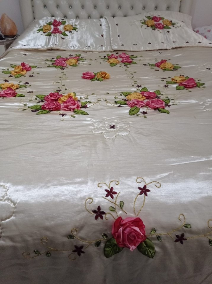 Renkli Nakışlı Beyaz Yatak Örtüsü - Görsel 5