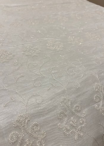 İşlemeli Beyaz Parlak Yatak Örtüsü - Görsel 2