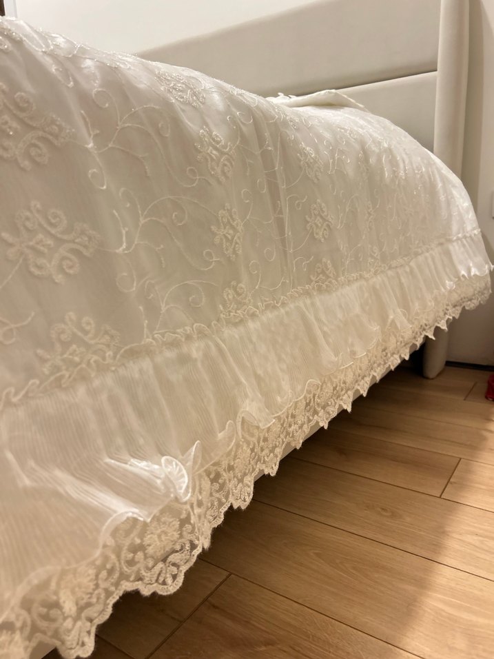 İşlemeli Beyaz Parlak Yatak Örtüsü - Görsel 3