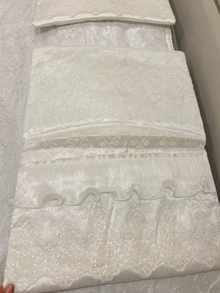 İşlemeli Beyaz Parlak Yatak Örtüsü - Görsel 4