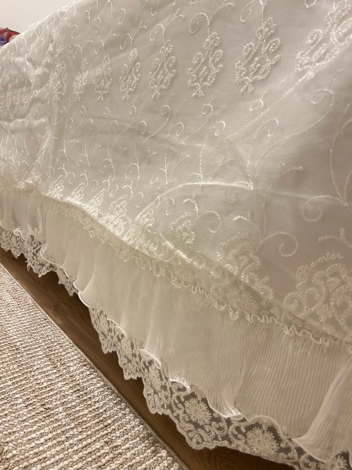 İşlemeli Beyaz Parlak Yatak Örtüsü - Görsel 5