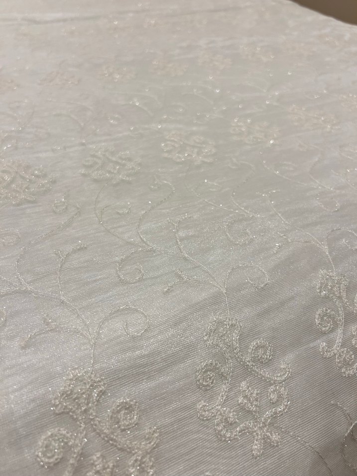 İşlemeli Beyaz Parlak Yatak Örtüsü - Görsel 2