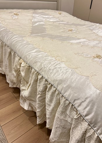 İşlemeli krem bej tonlarında Yatak Örtüsü - Görsel 3