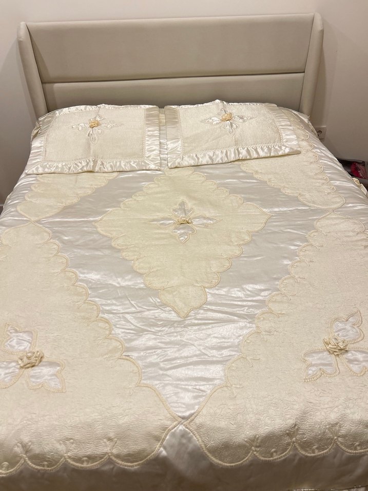 İşlemeli krem bej tonlarında Yatak Örtüsü - Görsel 2