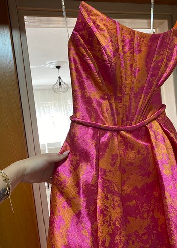 İlmio Pembe Drapeli Uzun Straplez Abiye Elbise - Görsel 5