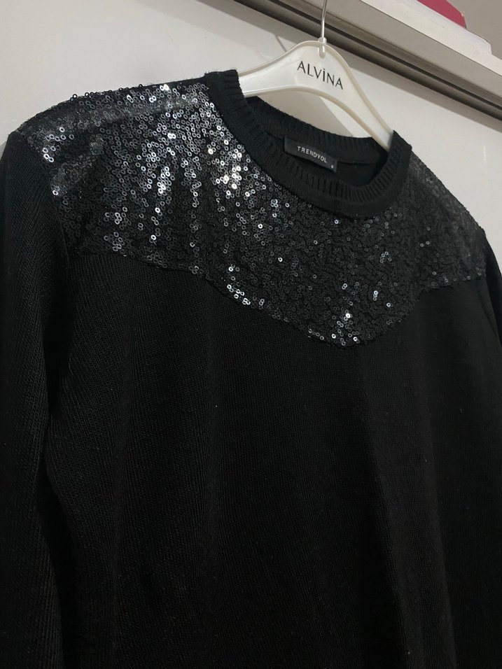 Trendyol Siyah Payet Detaylı Yanlardan Yırtmaçlı Kazak - Görsel 4