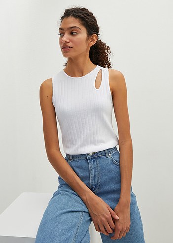 LCW Beyaz Bisiklet Yaka Düz Kolsuz KaşkorseKumaş Kadın Atlet - Görsel 3