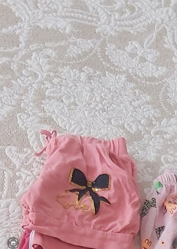 Pembe Nakışlı Fırfırlı Kız Bebek şortları.