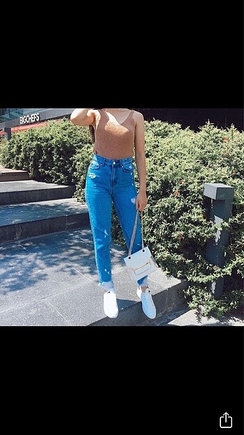 Zara model mom jeans