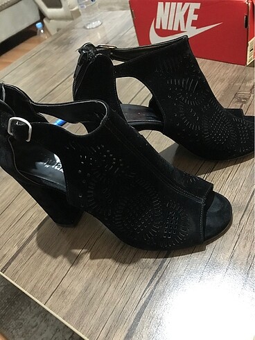Siyah süet topuklu ayakkabı