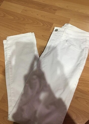 Zara beyaz pantolon yırtmaçlı 