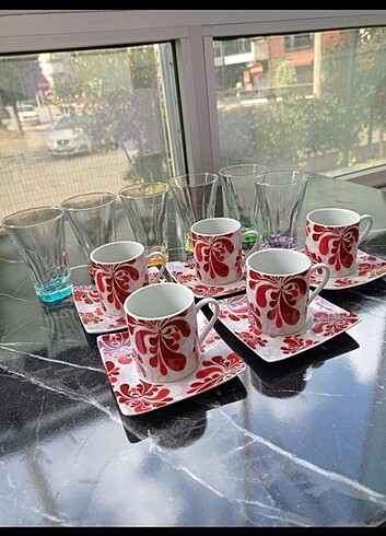Kahve fincanı ve kahve yani bardağı