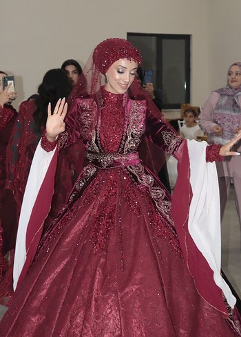 Bordo kınalık abiye tesettür - Görsel 10