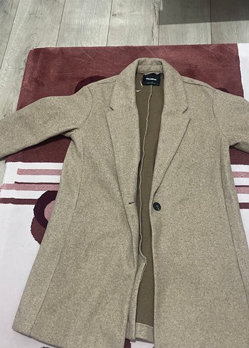 Bej Düğmeli Kadın orta boy kaban