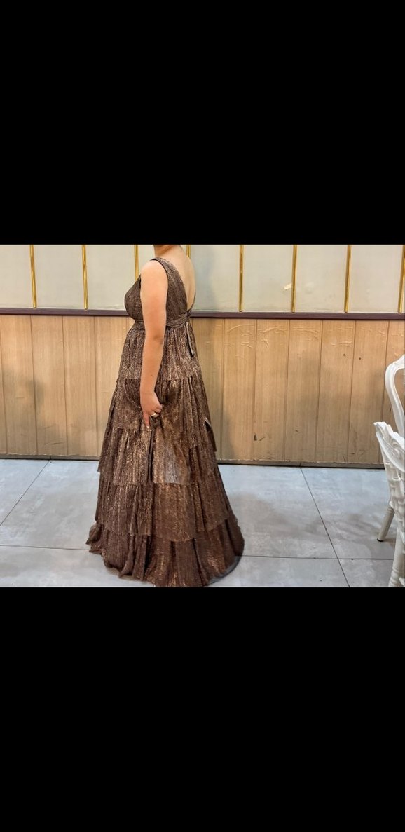 Kahverengi V Yaka Pileli Uzun Kadın Elbise - Görsel 2