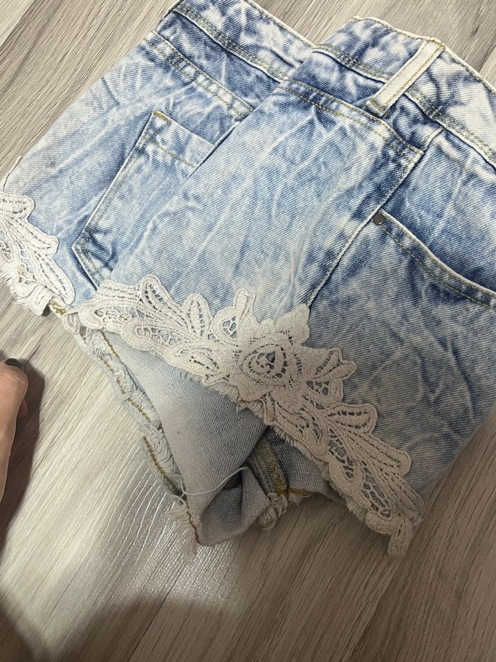 Dantel Detaylı Mini Mavi Kot Şort - Görsel 4