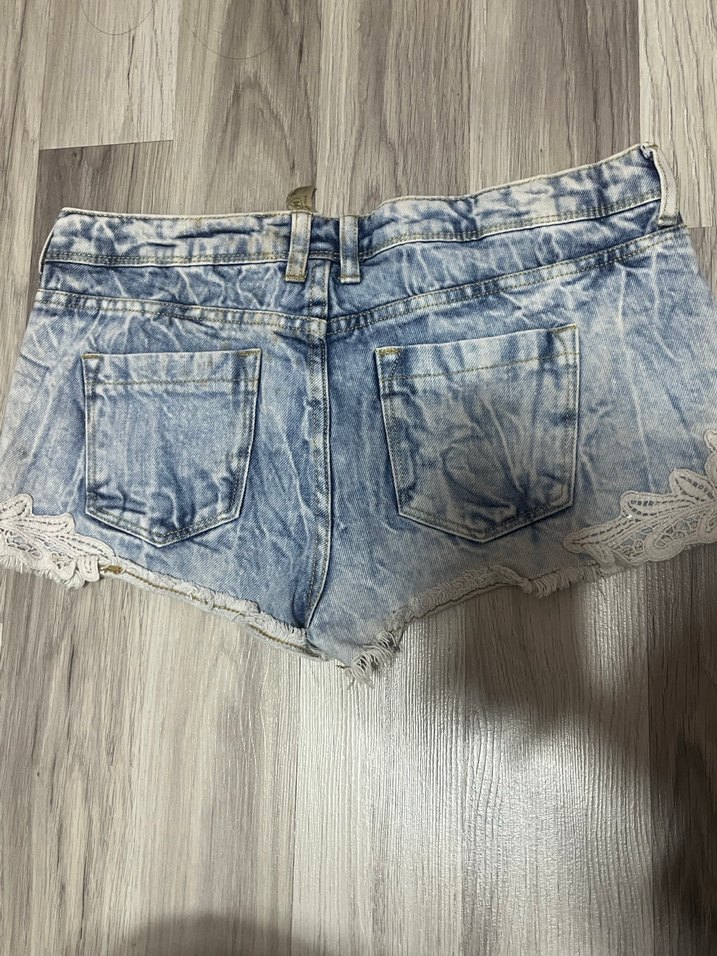 Dantel Detaylı Mini Mavi Kot Şort - Görsel 3