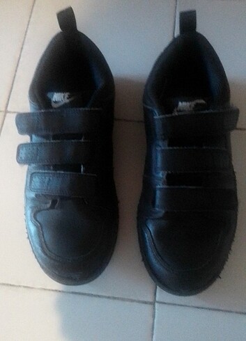 37 Beden NIKE SIYAH ERKEK CIRTLI ÇOCUK AYAKKABI