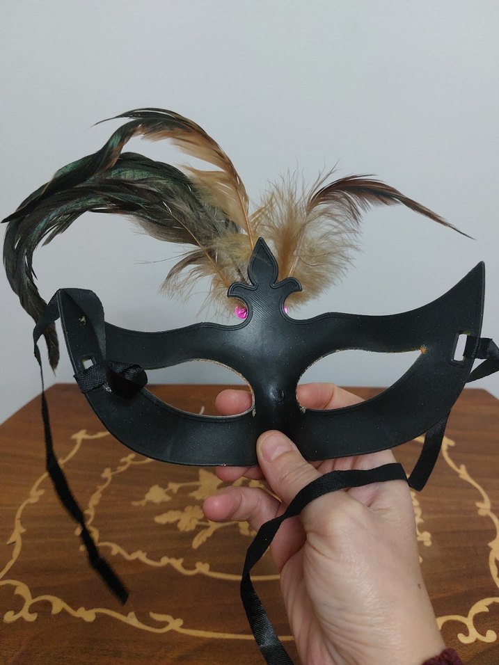 Tüylü ve Çiçek Detaylı Kadın Maskesi - Görsel 2